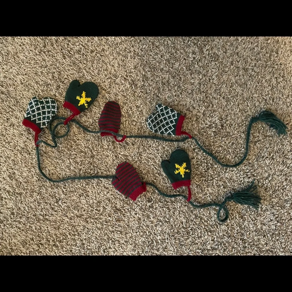 Mitten garland